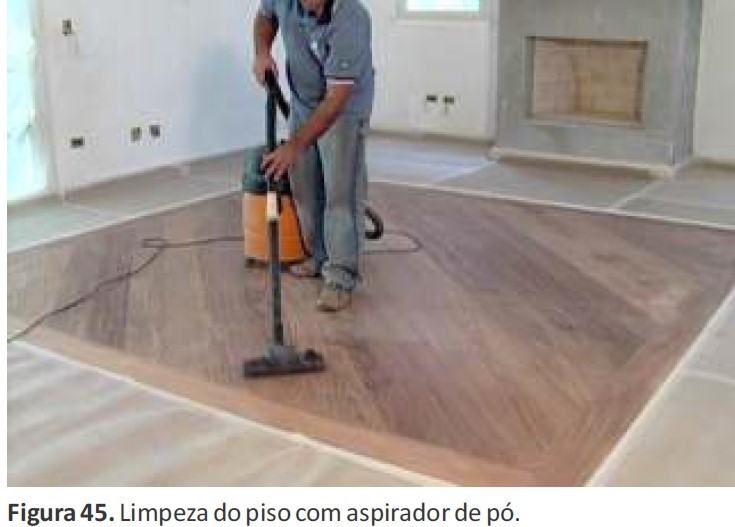 Limpeza e manutenção do piso de madeira.